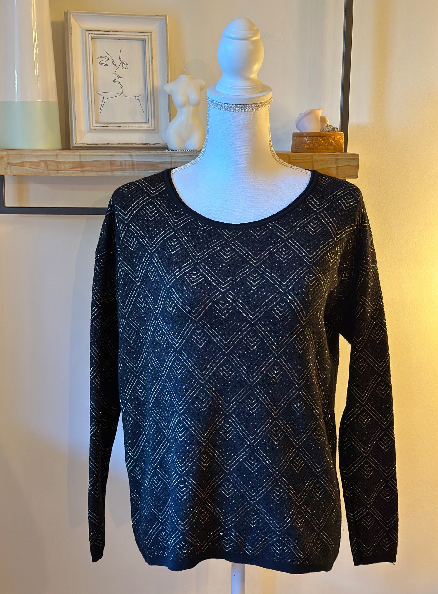 Pull noir à motifs dorés T.40