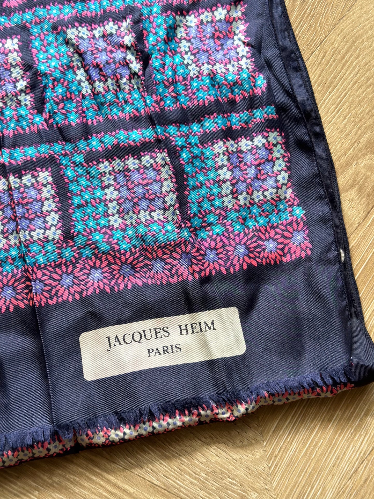 Foulard en soie à motifs fleuris bleu, rose et violet sur fond marine - Vintage Jacques Heim Paris
