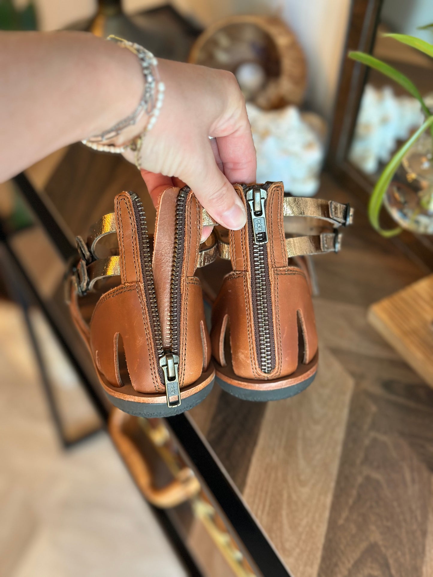 Sandales spartiates cuir camel et doré T.37