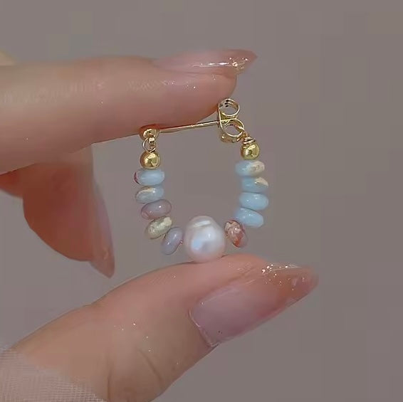 Boucles d'oreilles avec perles et pierres de couleur élégantes