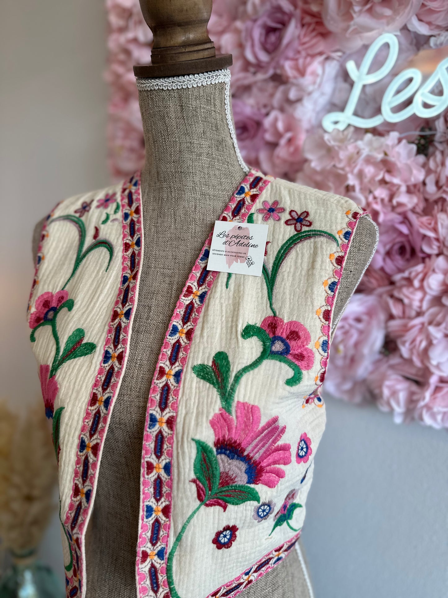 Gilet sans manches beige, broderies fleuries T.36
