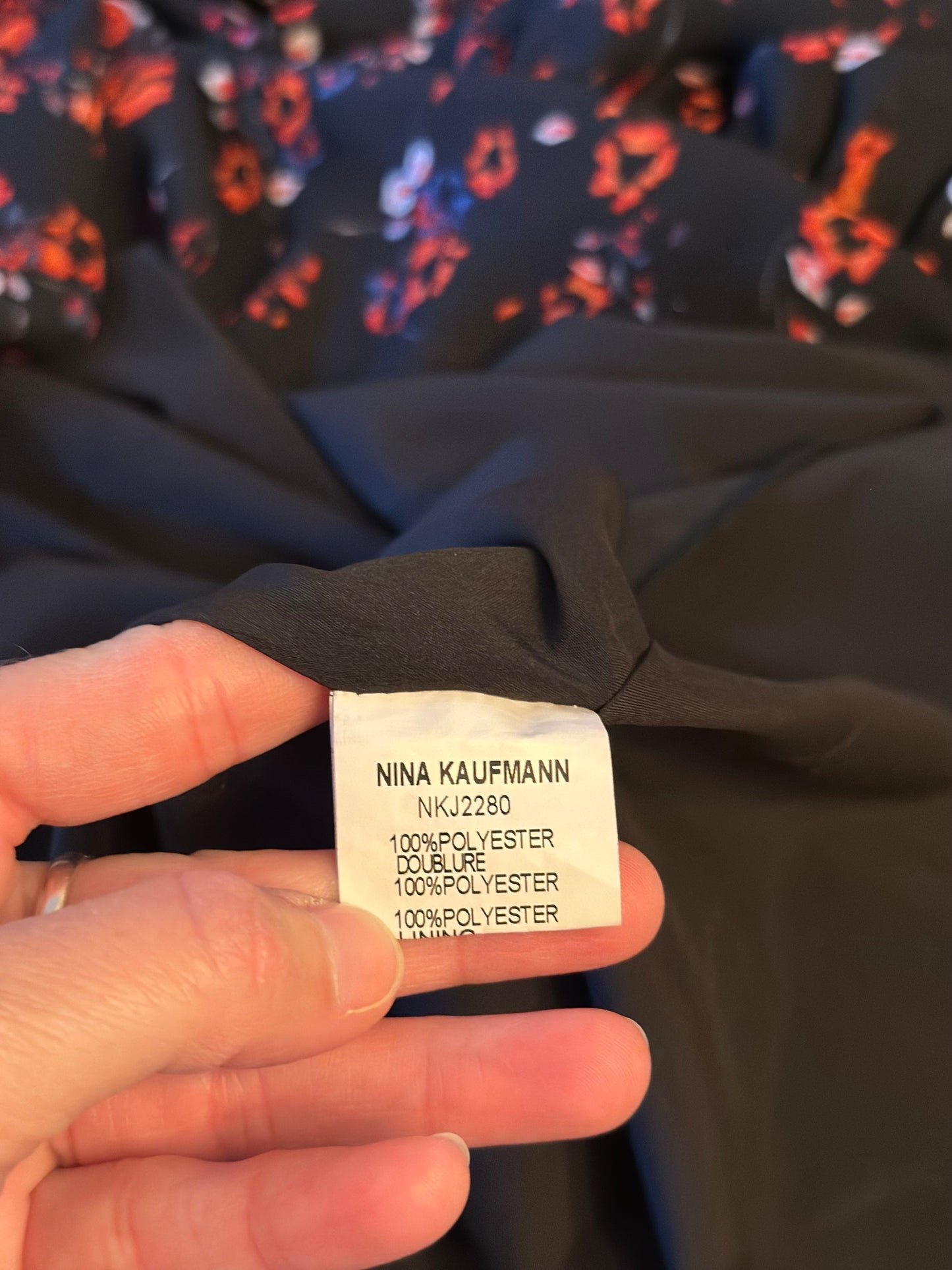 Robe longue noire à fleurs rouges T.40