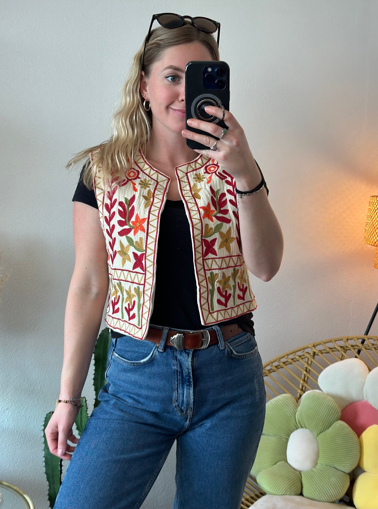 Gilet sans manches façon gaze de coton brodé de fleurs colorées, T.36
