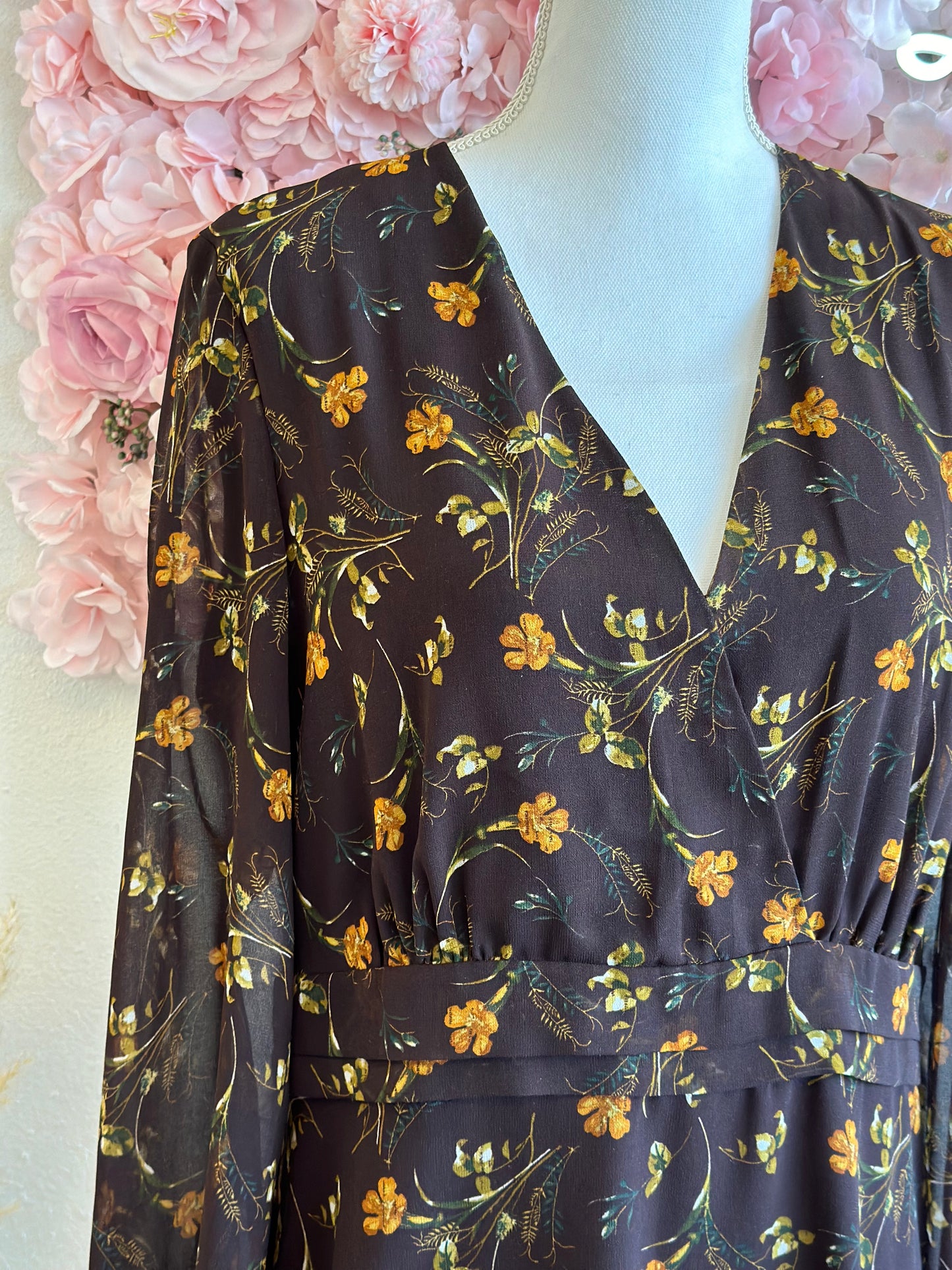 Robe midi en toile noire avec imprimé de fleurs colorées, T.42