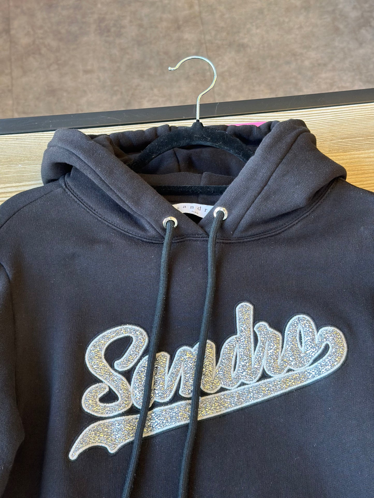 Sweat noir à capuche avec patch Sandro argenté, T.36