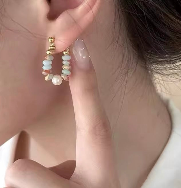 Boucles d'oreilles avec perles et pierres de couleur élégantes