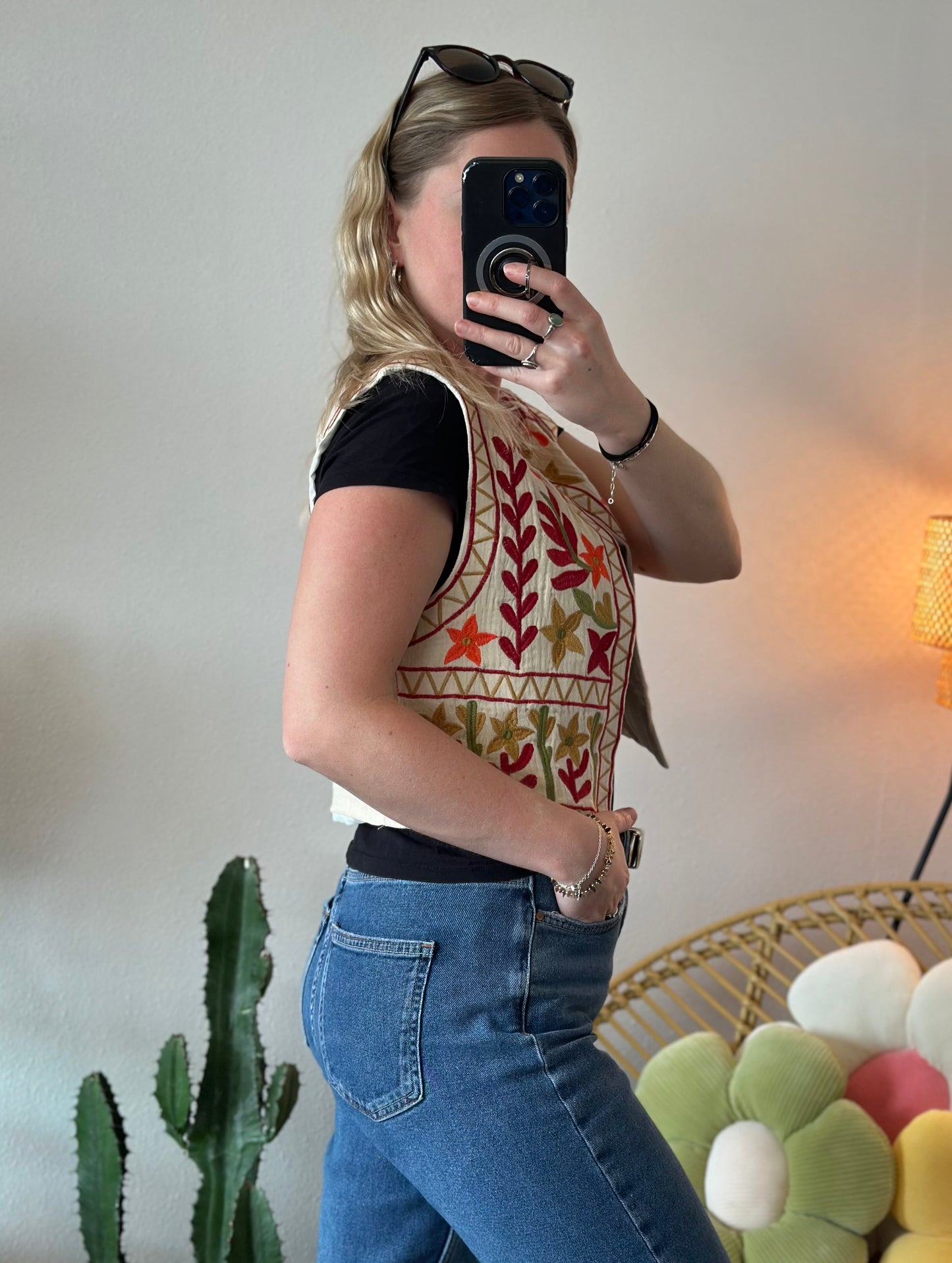 Gilet sans manches façon gaze de coton brodé de fleurs colorées, T.36