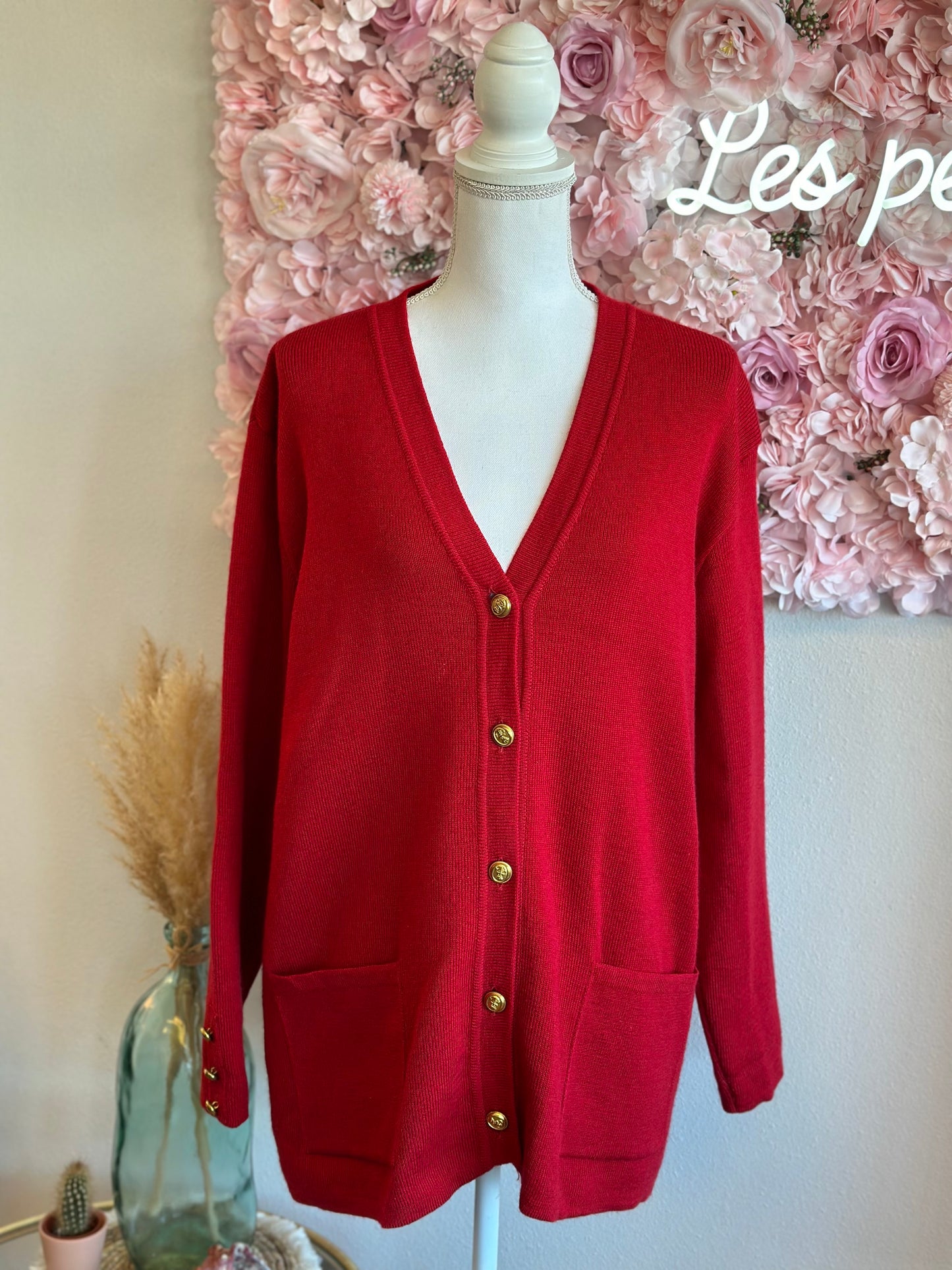 Cardigan en laine rouge, boutons dorés, modèle vintage T.U