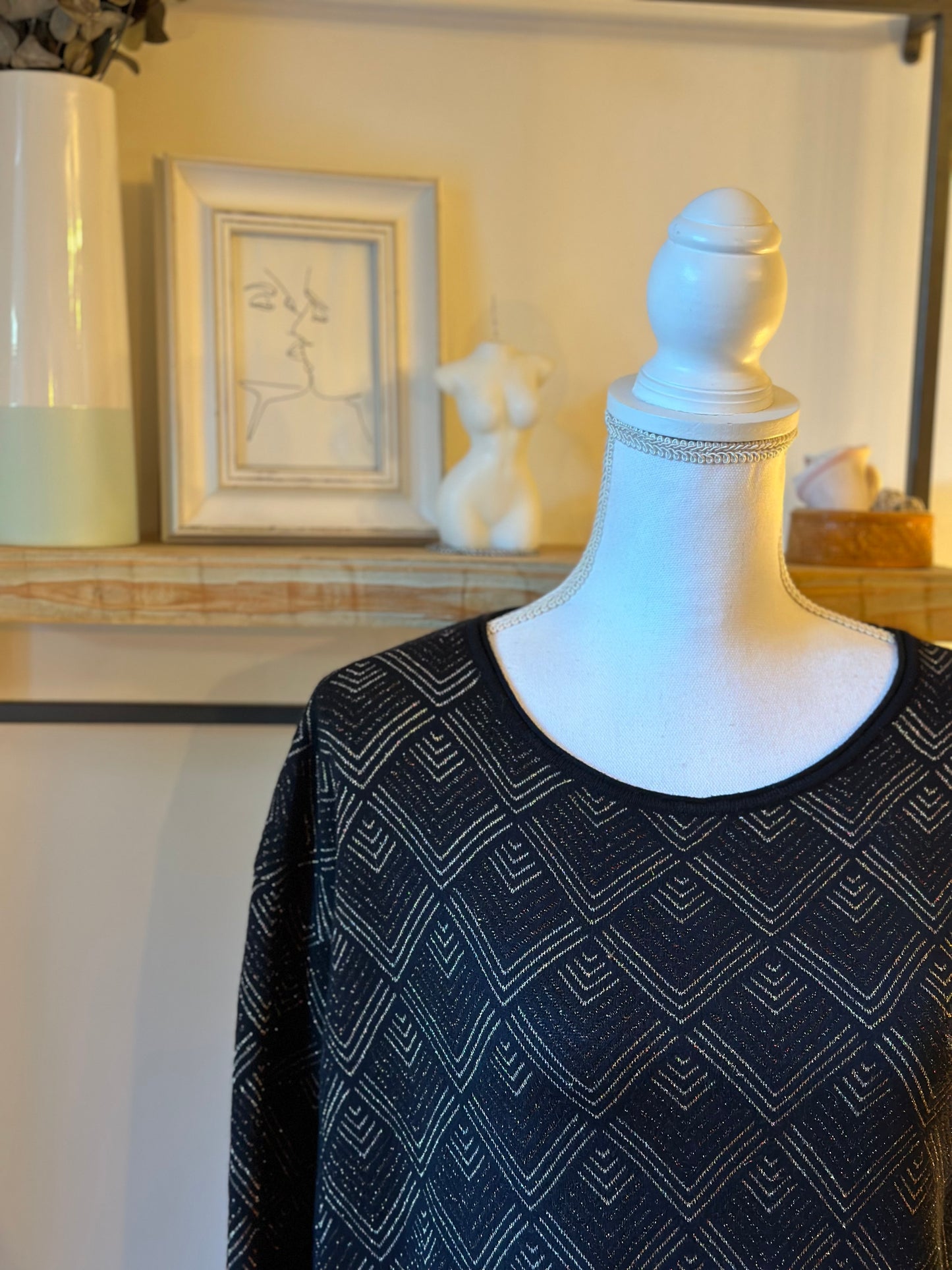 Pull noir à motifs dorés T.40