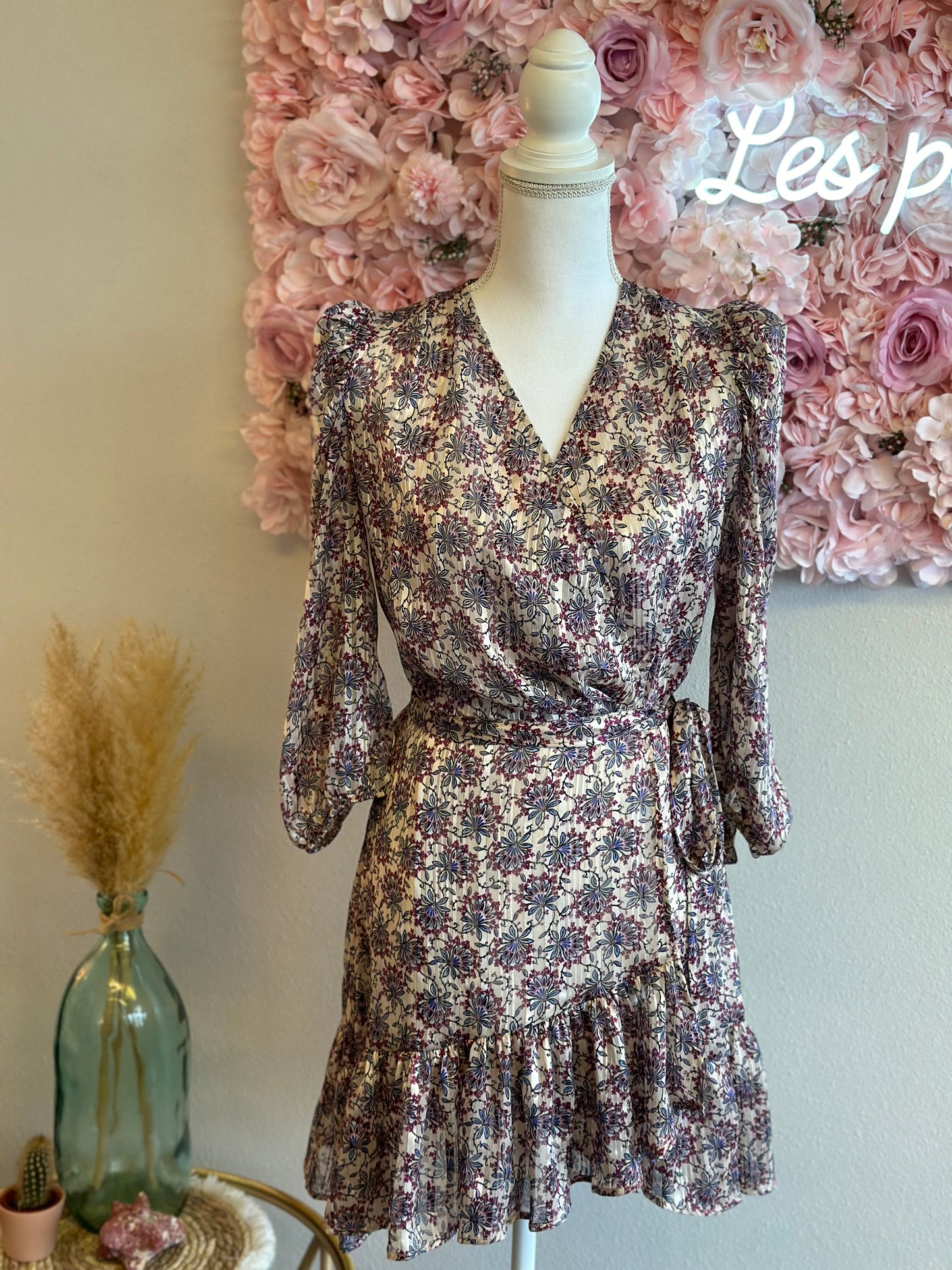 Belle robe coupe portefeuille à motifs fleuris T.36