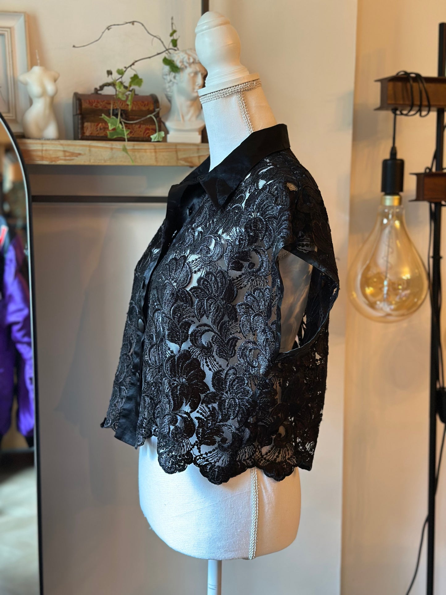 Blouse vintage noire en dentelle T.U (36 au 40)