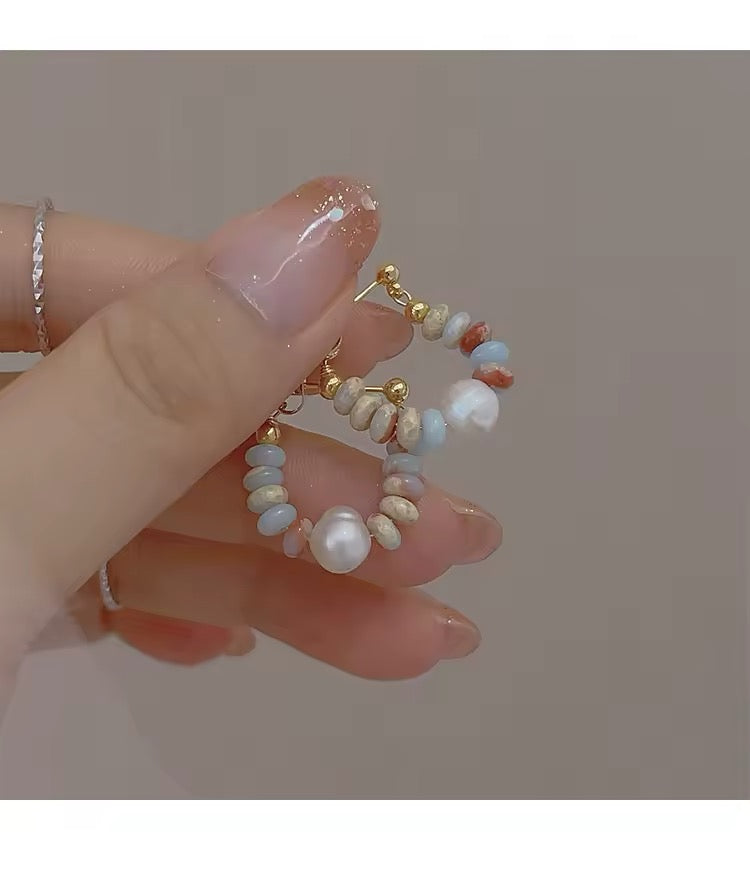 Boucles d'oreilles avec perles et pierres de couleur élégantes