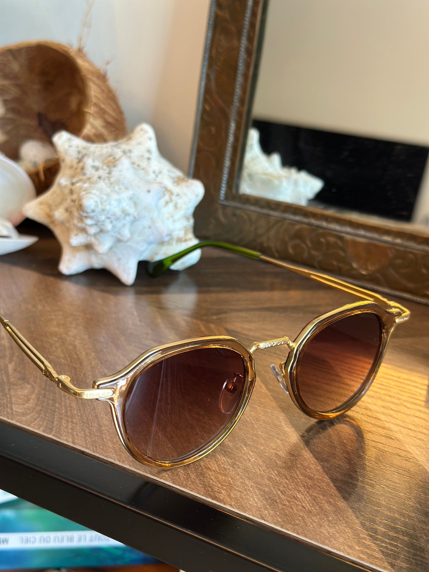 Lunettes de soleil unisexe neuves – monture dorée et branches vertes