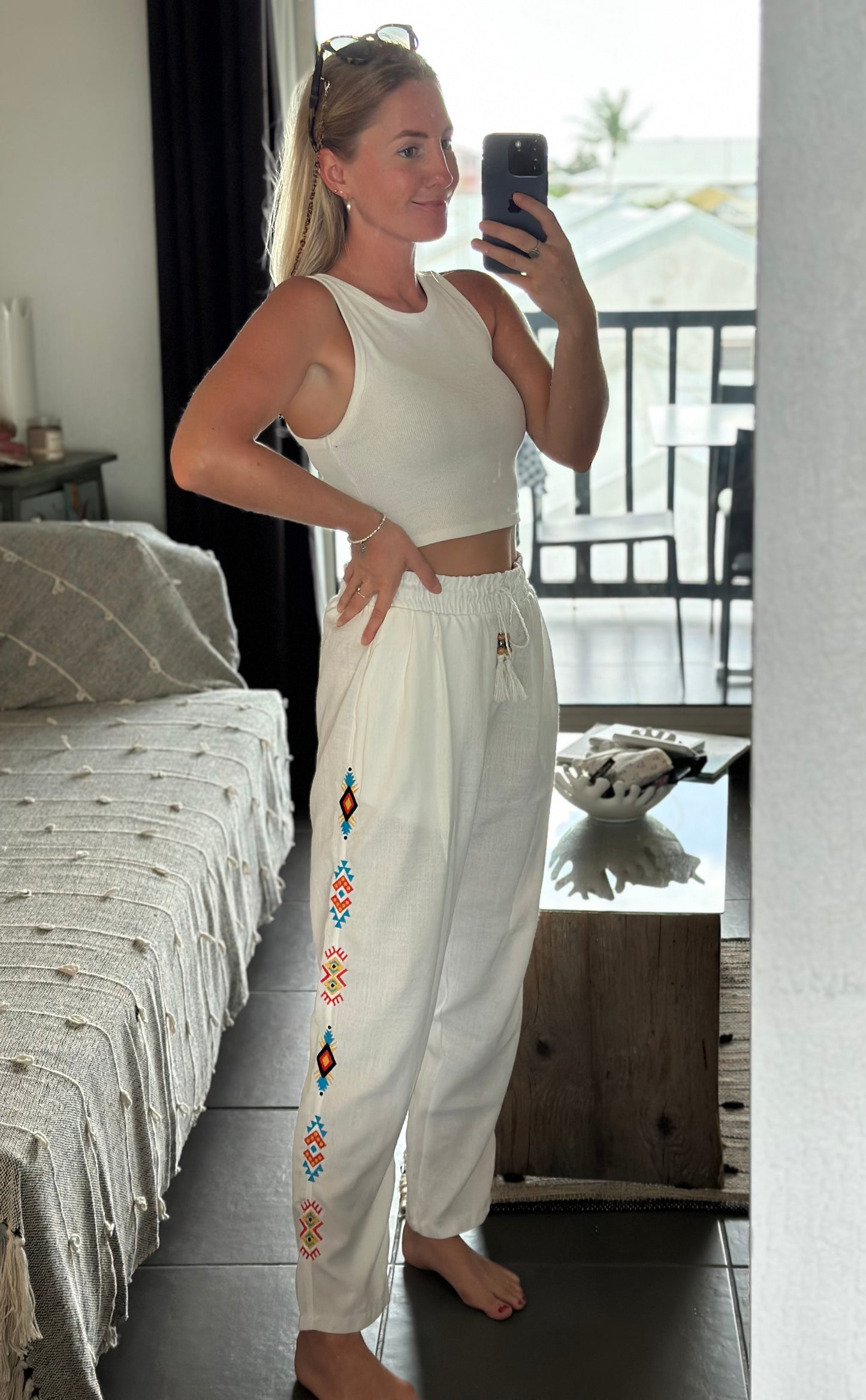 Pantalon léger en lin blanc – Coupe ample droite – Détails brodés colorés – Taille 3