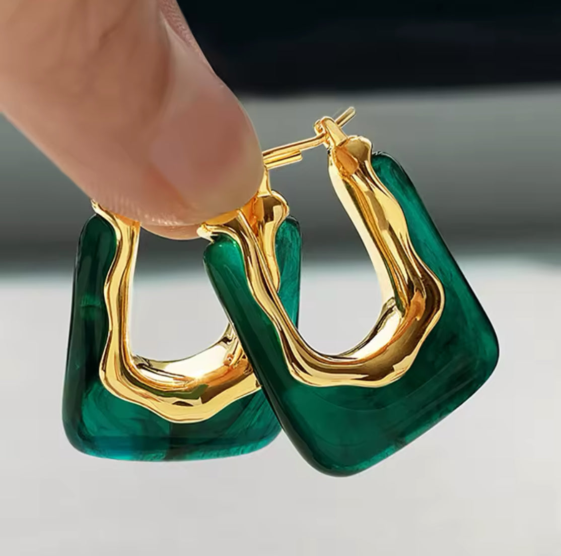 Boucles d’oreilles créoles dorées en acier inoxydable et résine verte