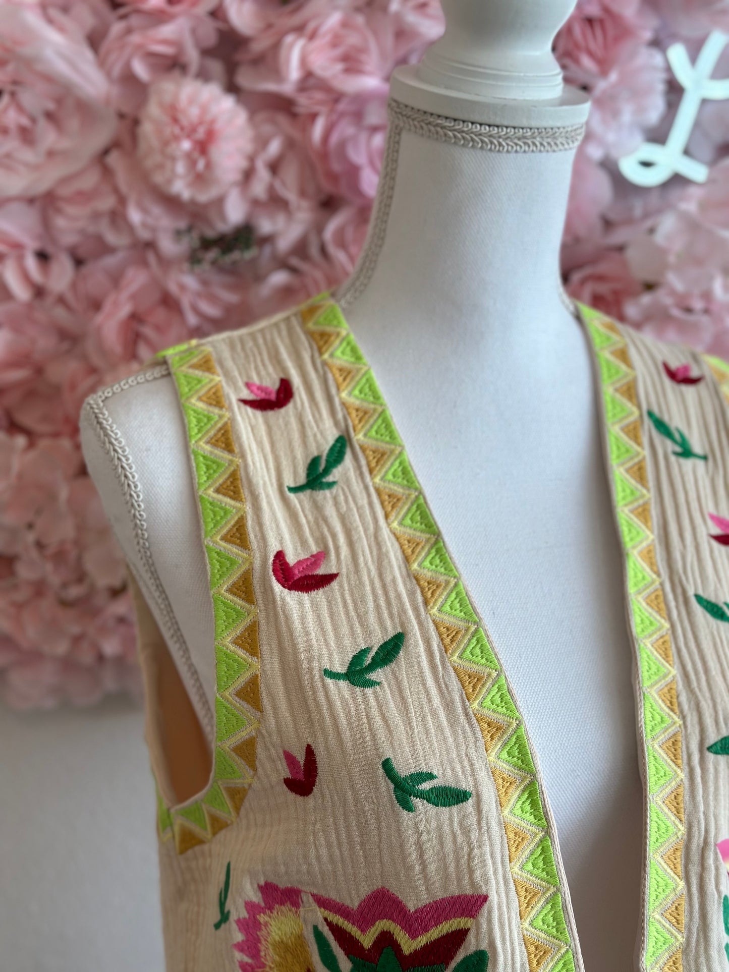 Gilet sans manches façon gaze de coton brodé de fleurs colorées, T.36/38