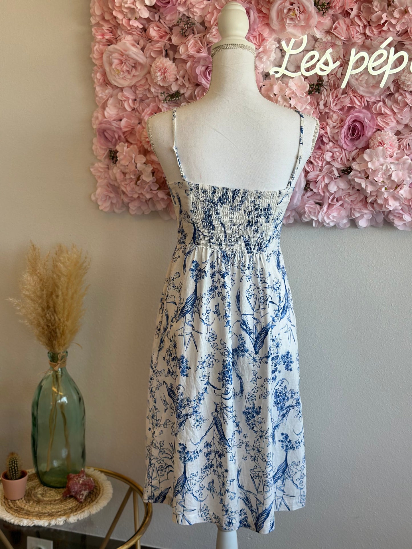 Robe d'été blanche en lin, motifs Jouy fleuris bleu clair, T.36