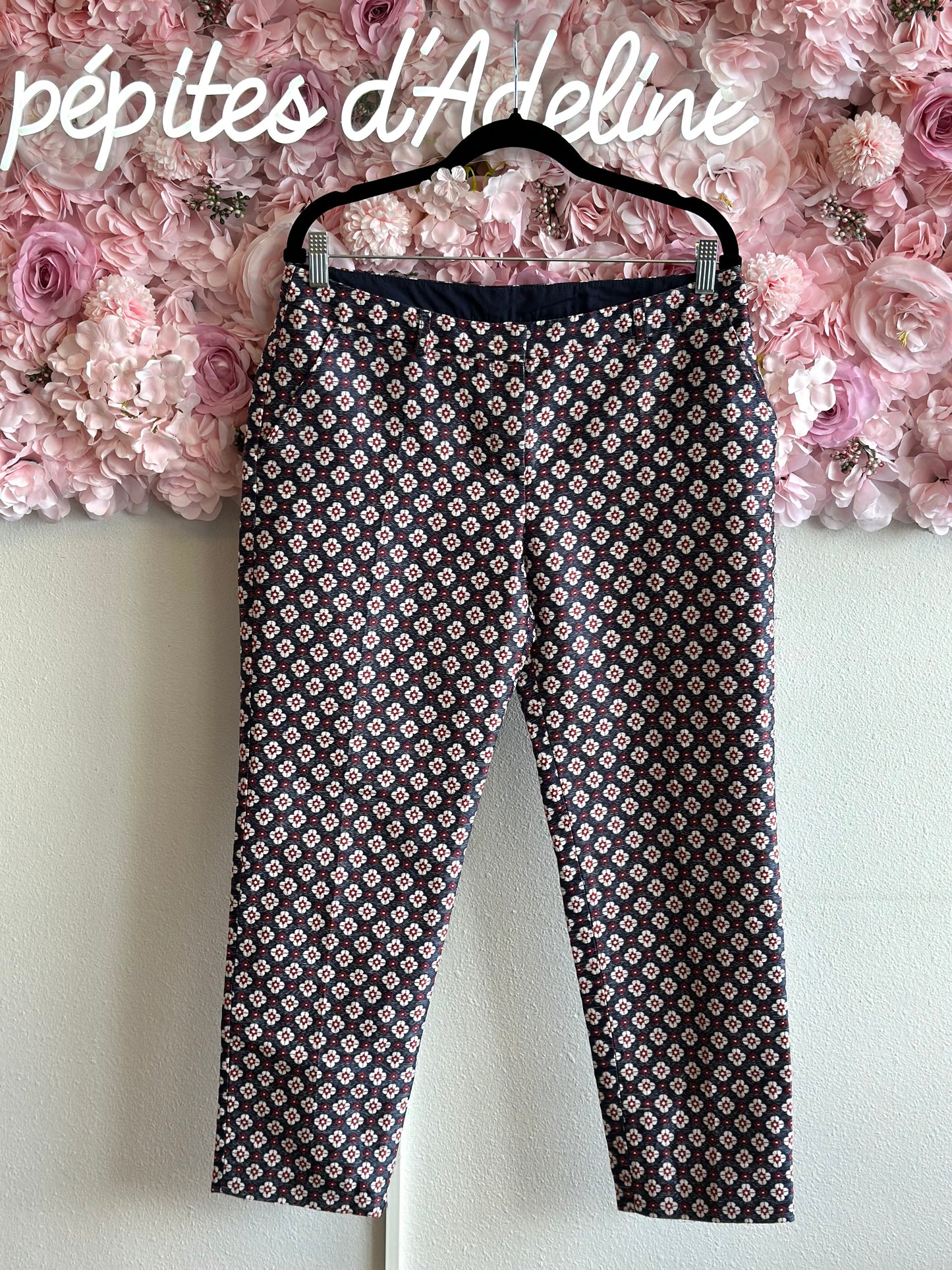 Joli pantalon coupe droite imprimé brodé fleuri T.42