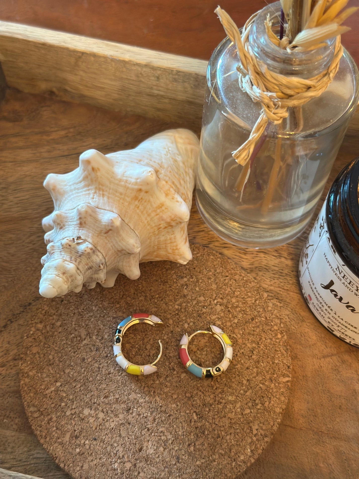 Boucles d’oreilles créoles émaillées multicolores – neuves, tendance été