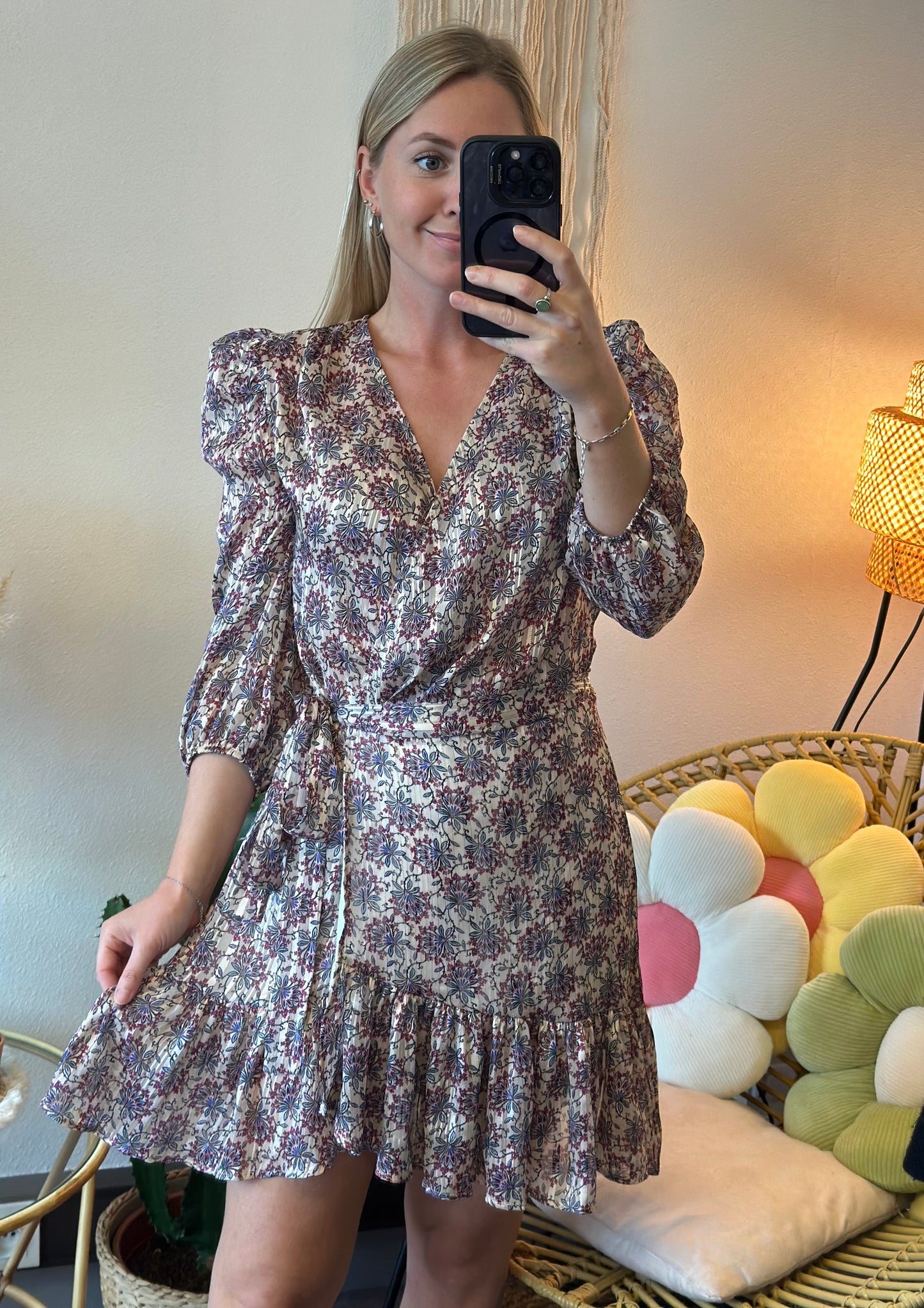 Belle robe coupe portefeuille à motifs fleuris T.36
