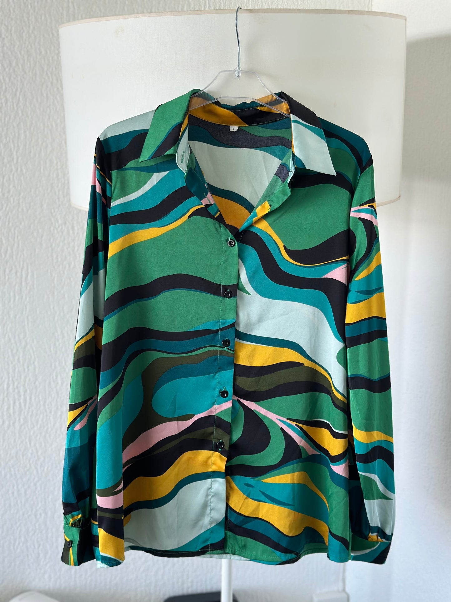 Chemise fluide effet satin à motifs colorés T.40
