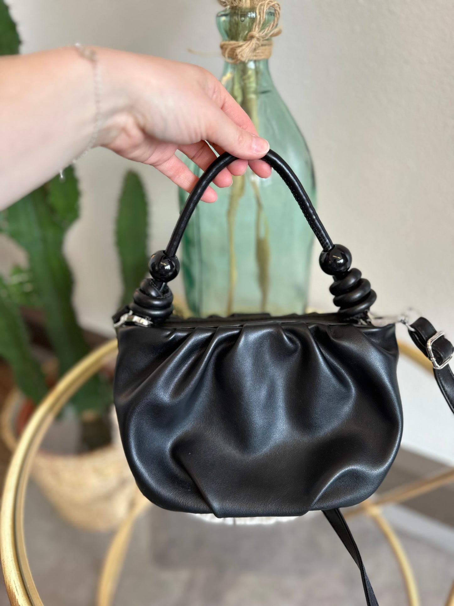 Petit sac bandoulière ou porté main en similicuir noir