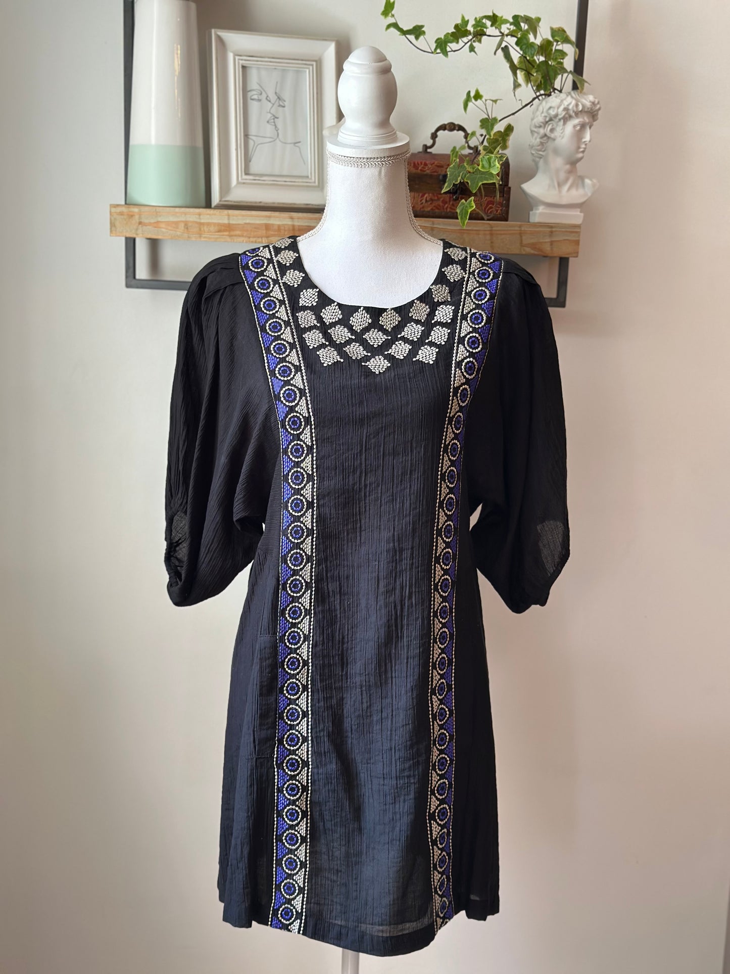 Robe noire brodée T.38