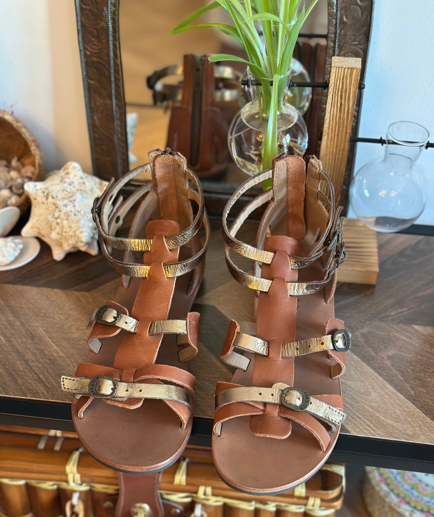 Sandales spartiates cuir camel et doré T.37