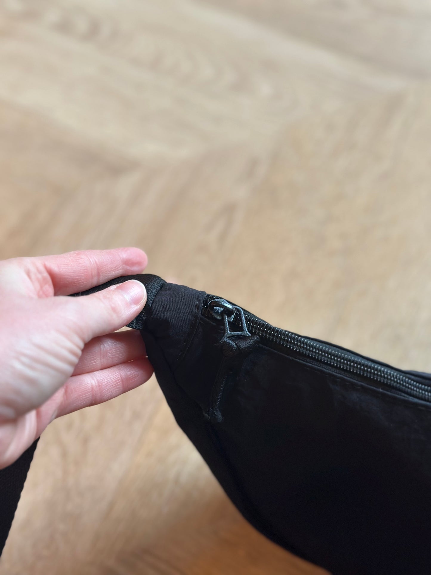 Sac bandoulière demi-lune noir en toile