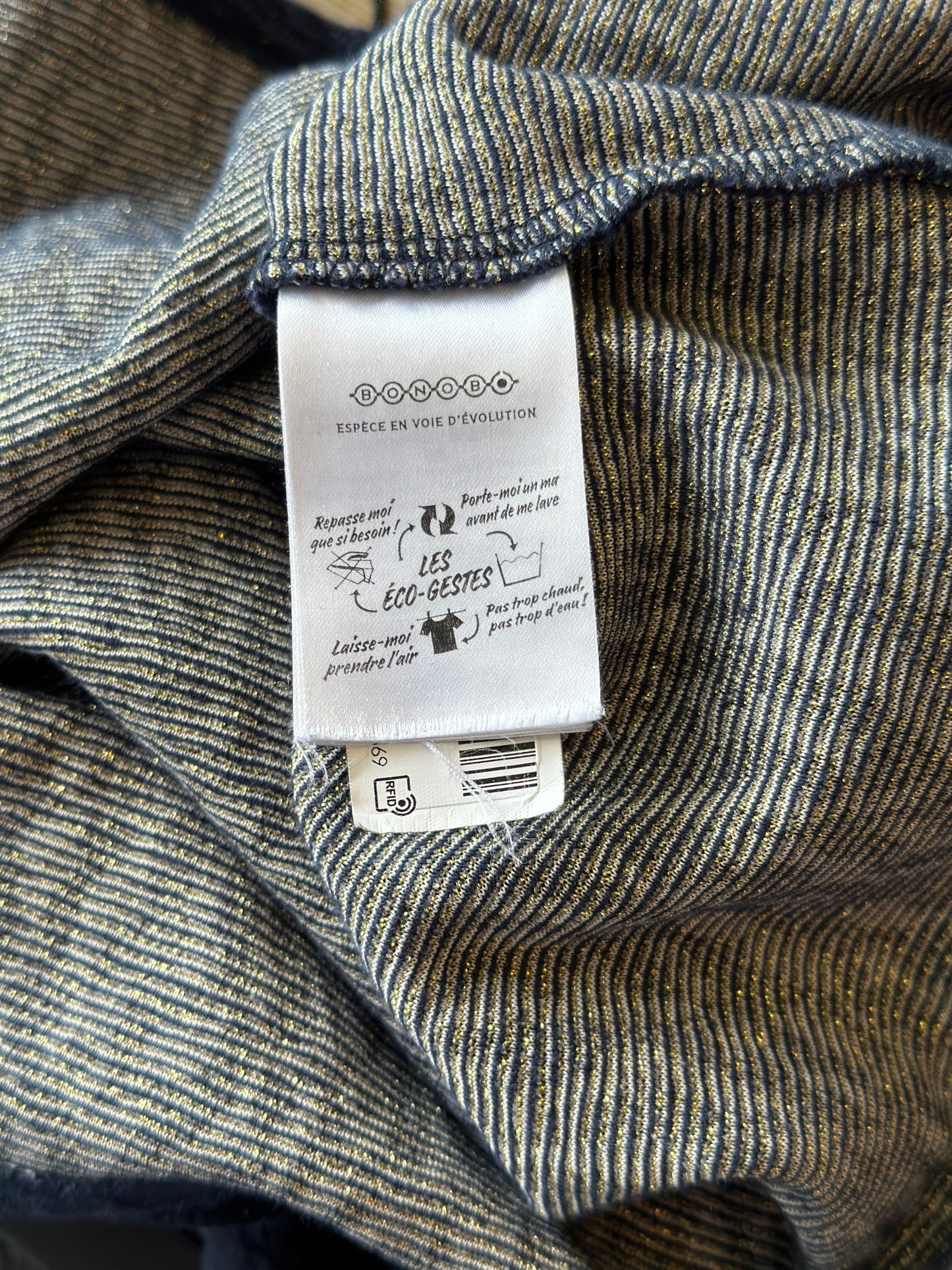 Petit pull bleu à motifs en relief avec fils argentés, T.34