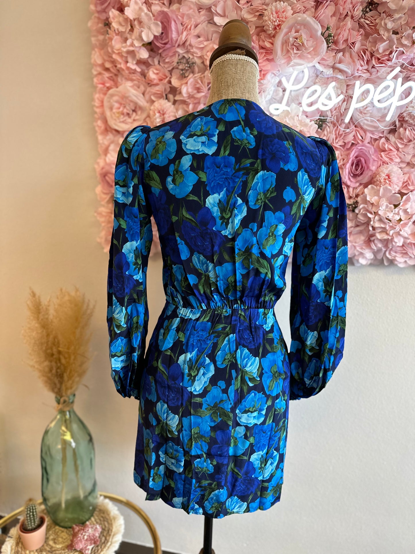 Robe « Dolce Vita » en soie coupe portefeuille motifs bleus fleuris T.34