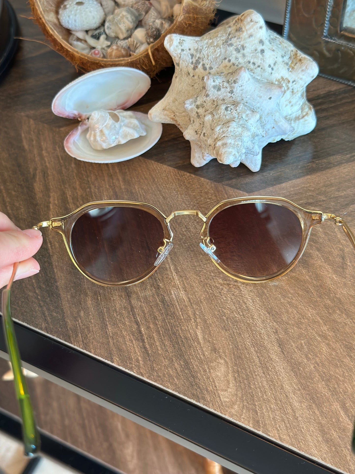 Lunettes de soleil unisexe neuves – monture dorée et branches vertes