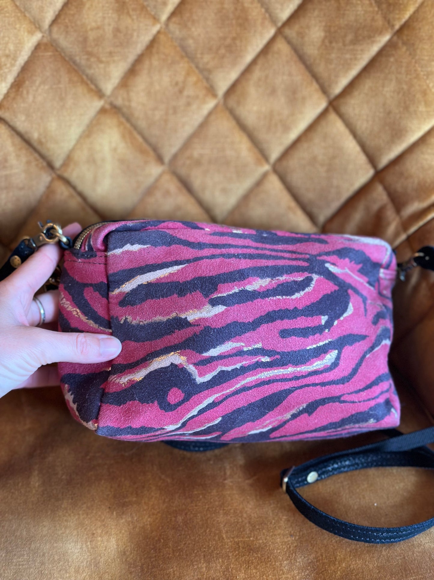 Sac en cuir rose et bleu zèbre modèle “Mama” avec double bandoulière