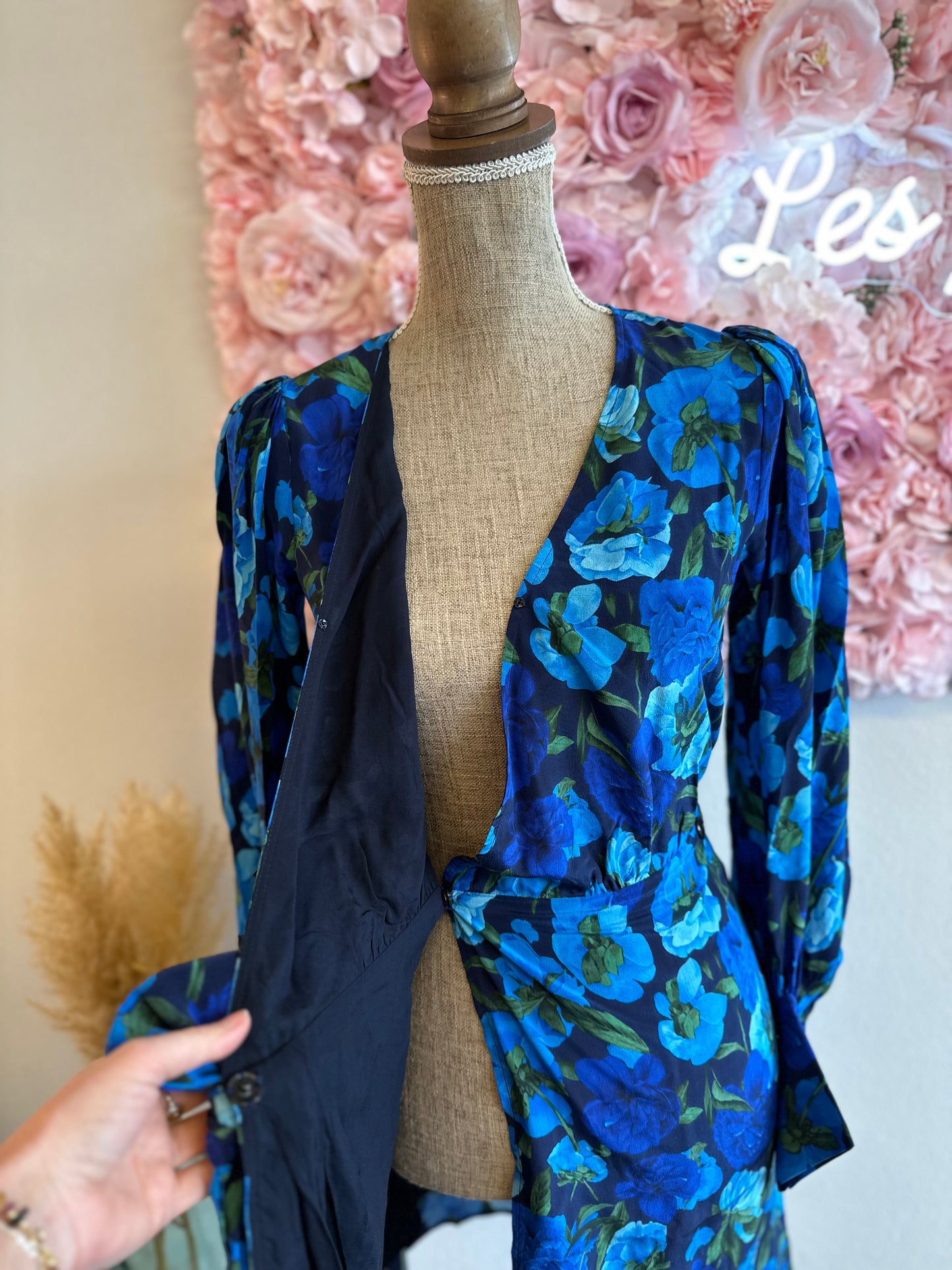 Robe « Dolce Vita » en soie coupe portefeuille motifs bleus fleuris T.34