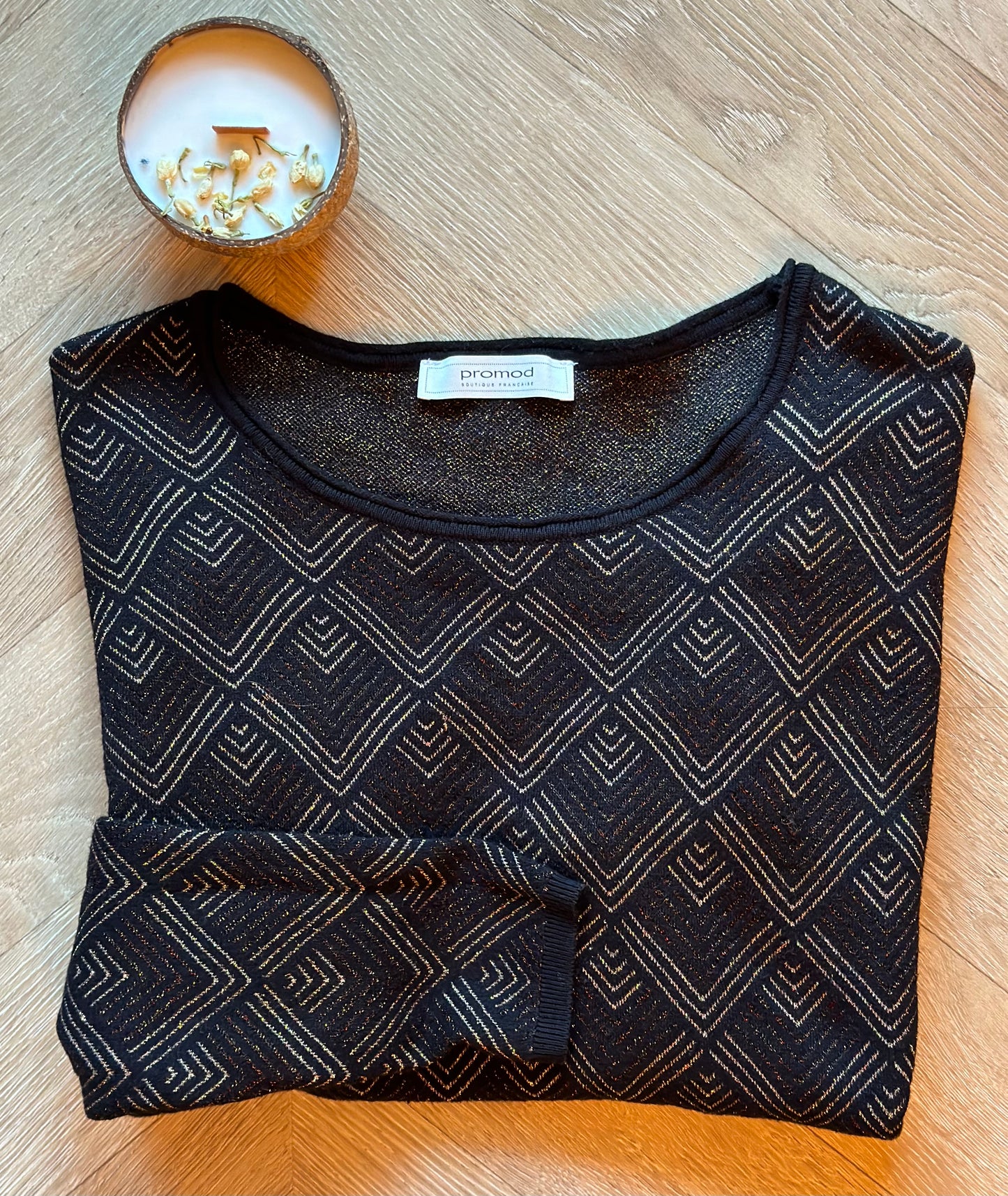 Pull noir à motifs dorés T.40