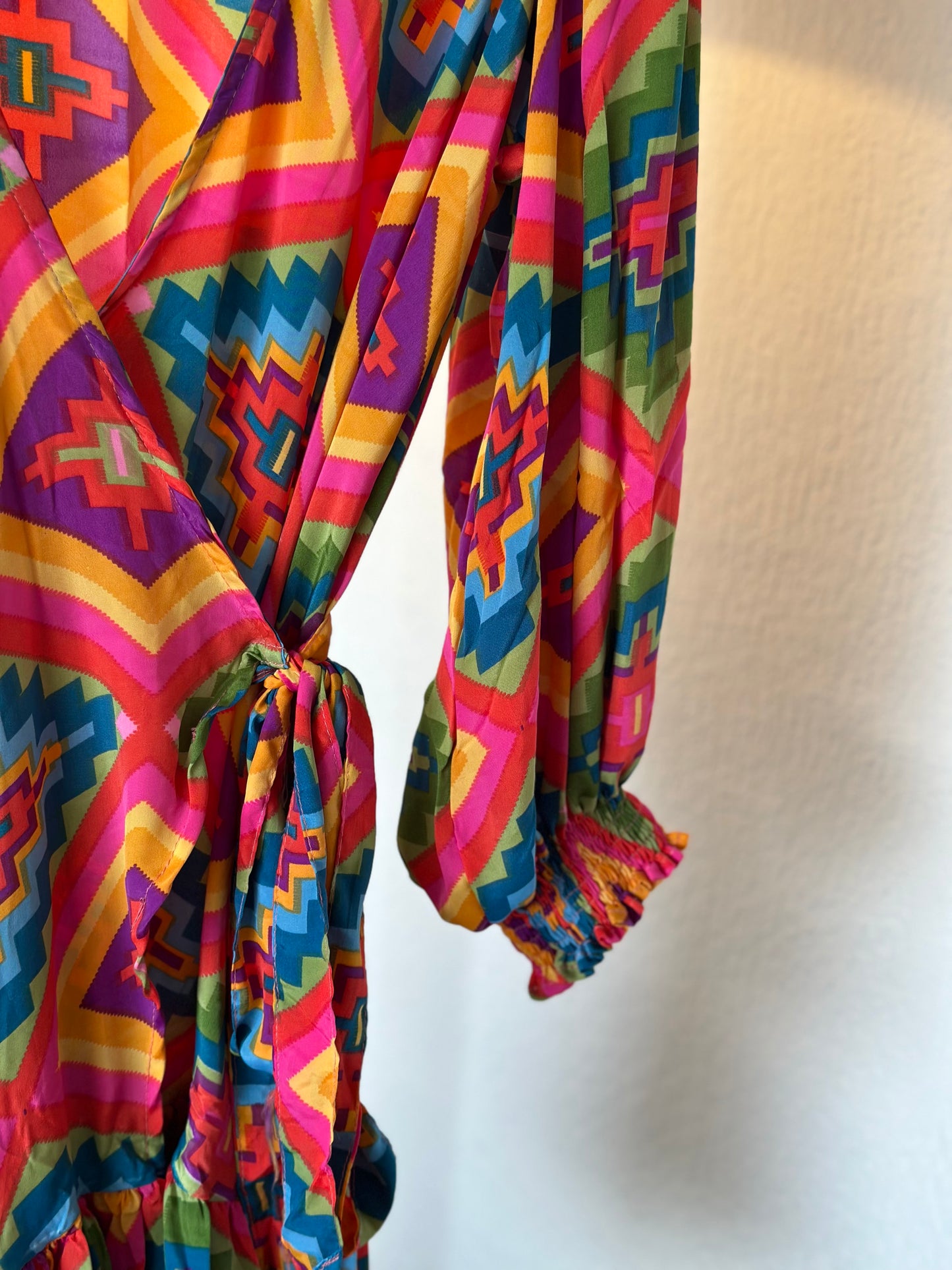 Robe portefeuille à motifs colorés neuve T.U