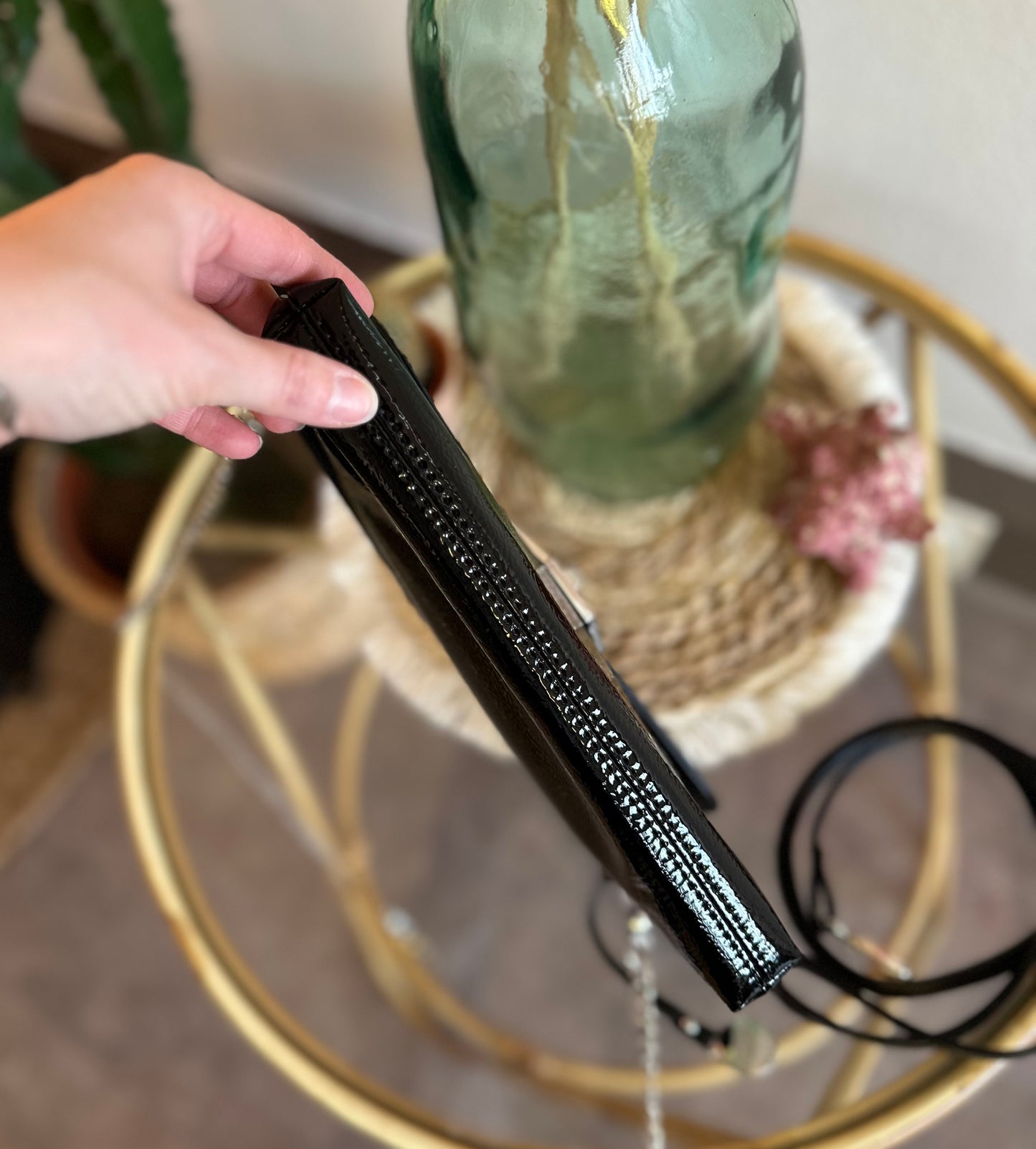 Sac/pochette en bandoulière noir brillant