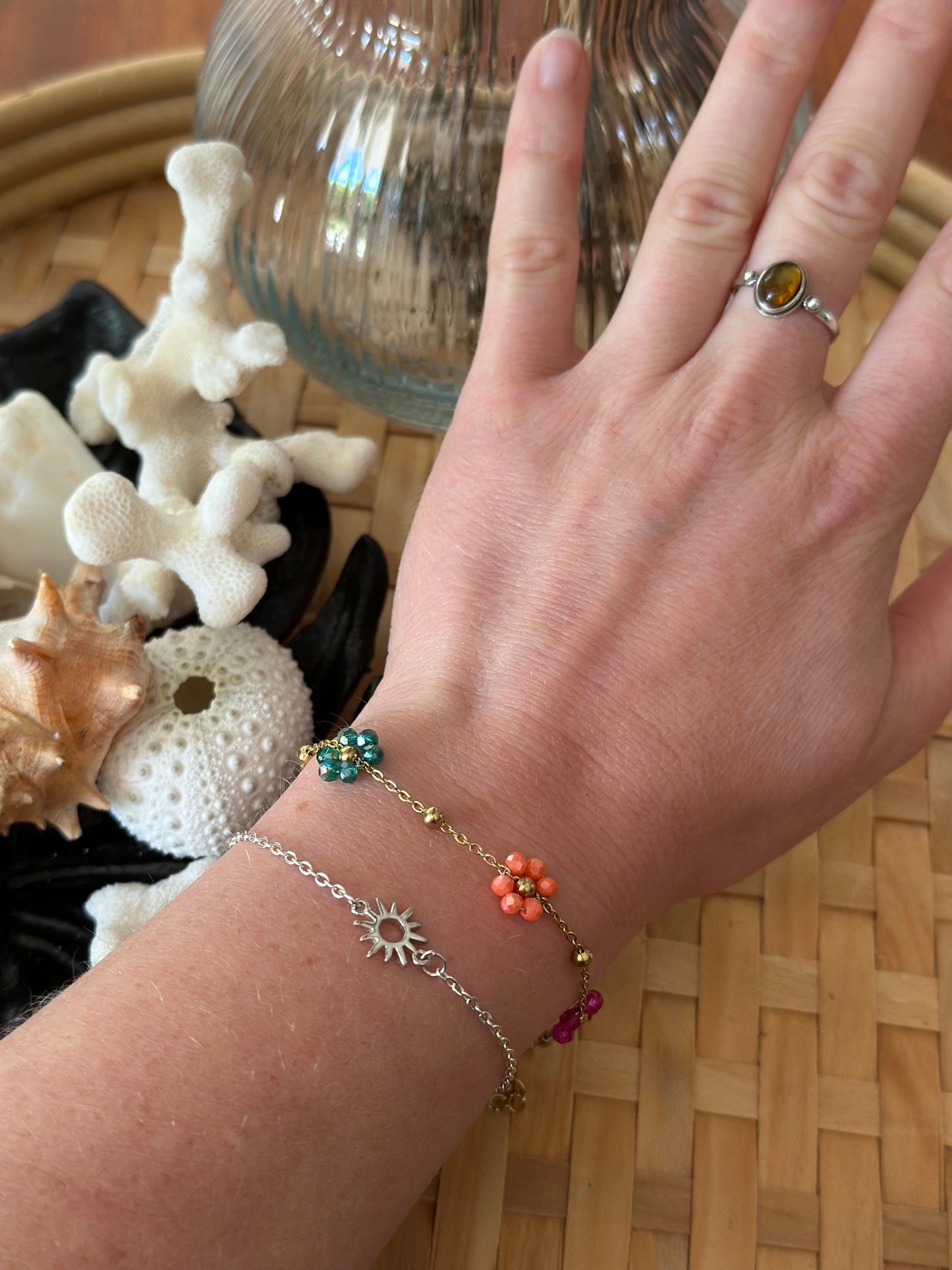 Bracelet en acier inoxydable doré, marguerites en pierres colorées