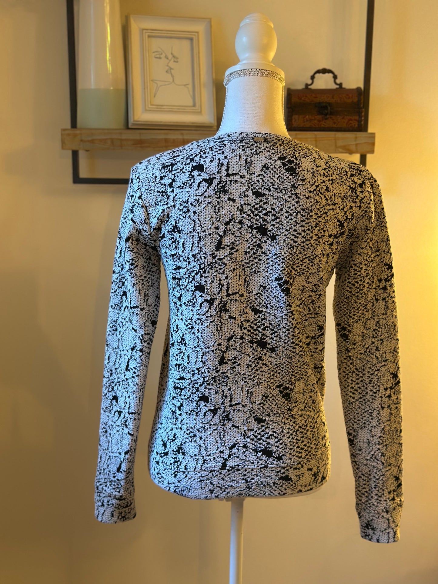 Pull imprimé abstrait noir et écru T.35