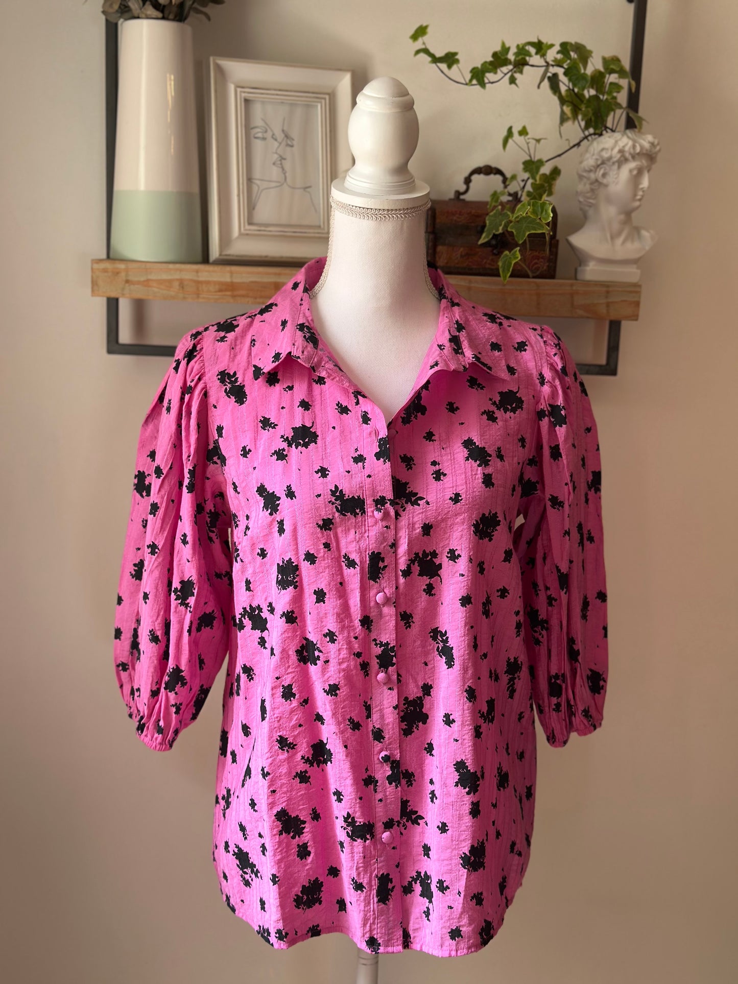 Chemise rose à imprimé noir T.36