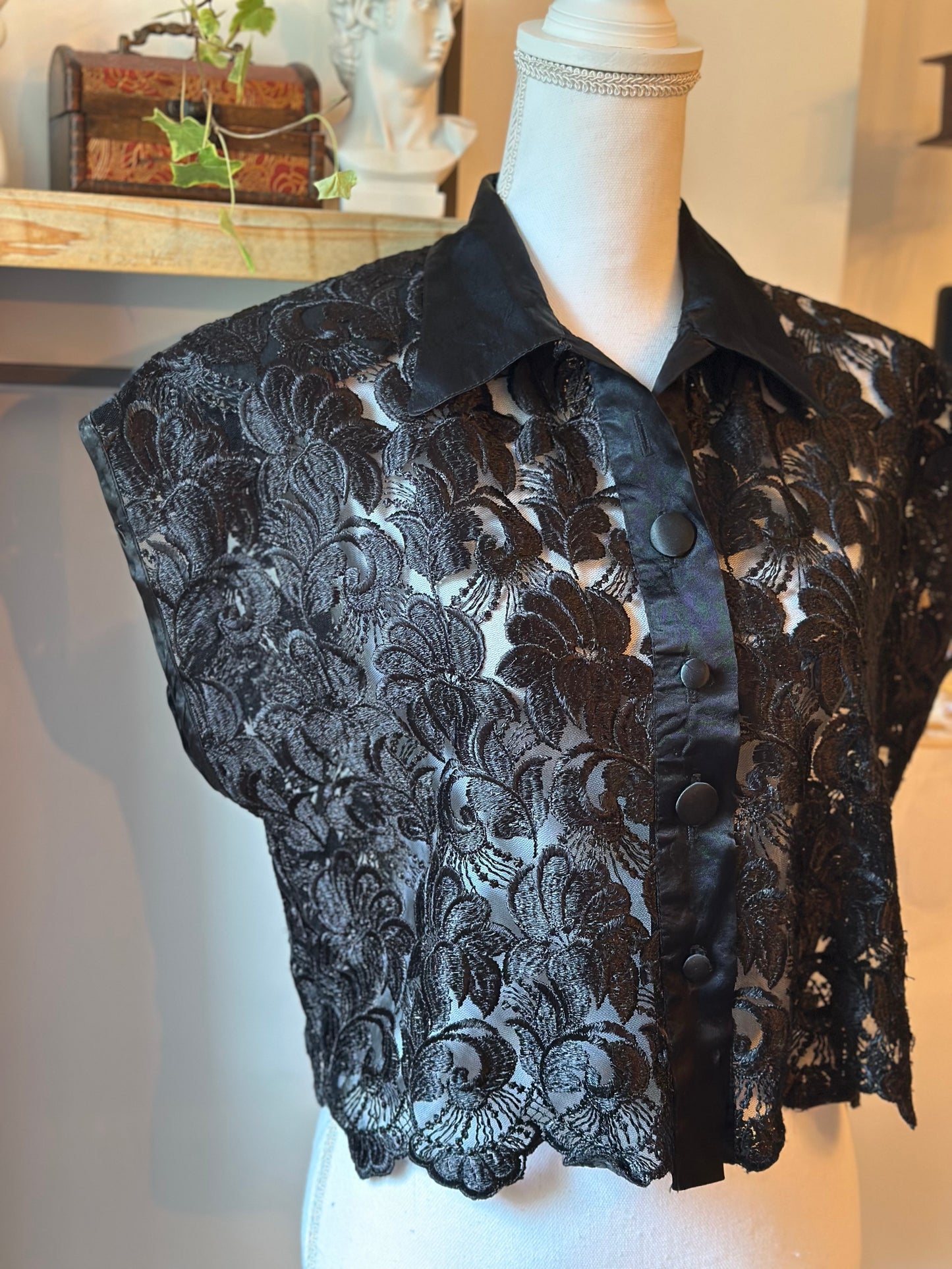 Blouse vintage noire en dentelle T.U (36 au 40)