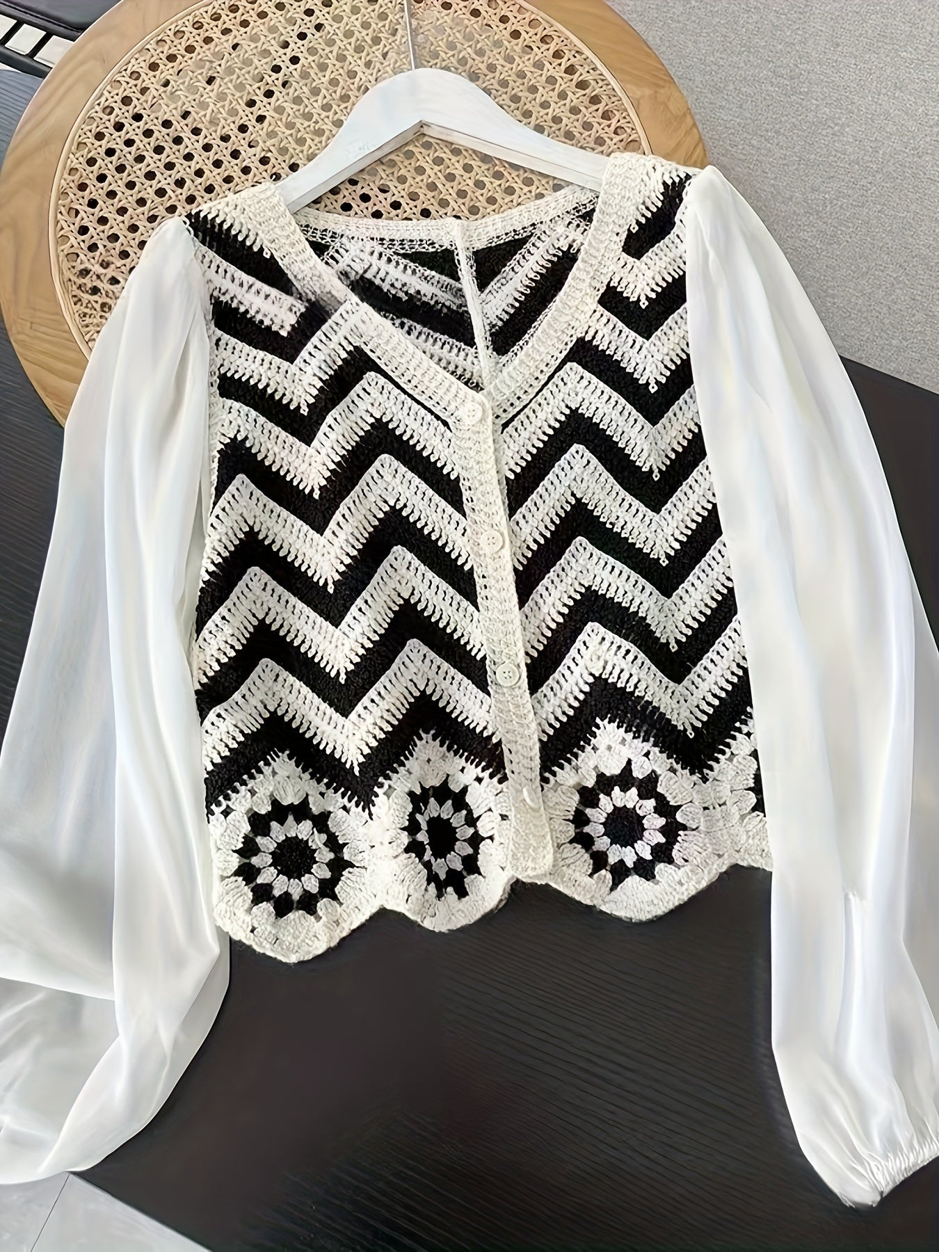 Cardigan en crochet fleuri noir et blanc T.36