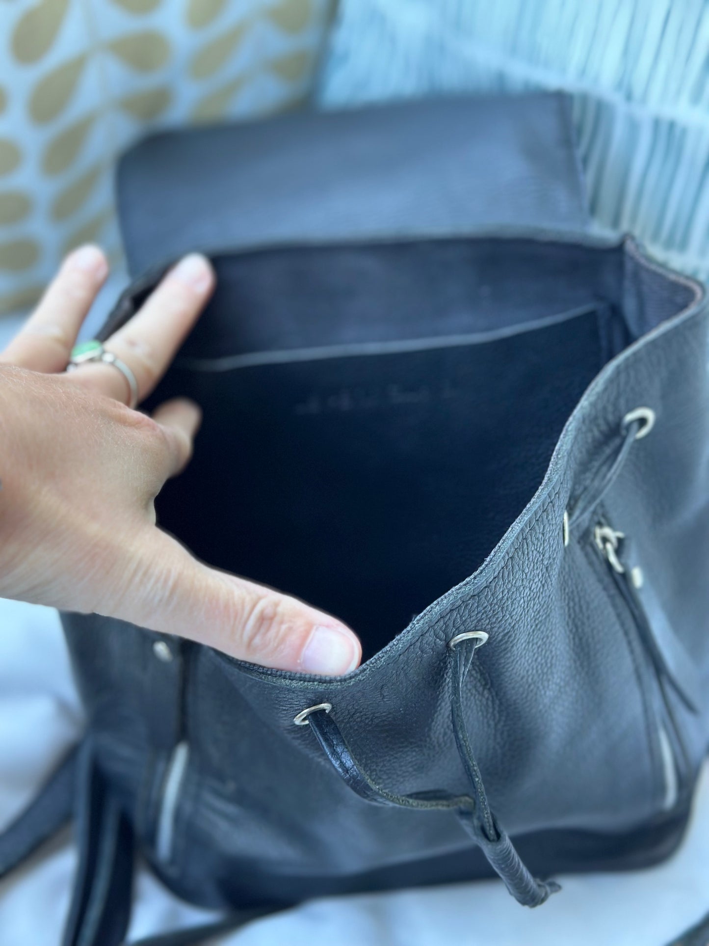 Sac à dos en cuir noir “Le Petit Cartel”
