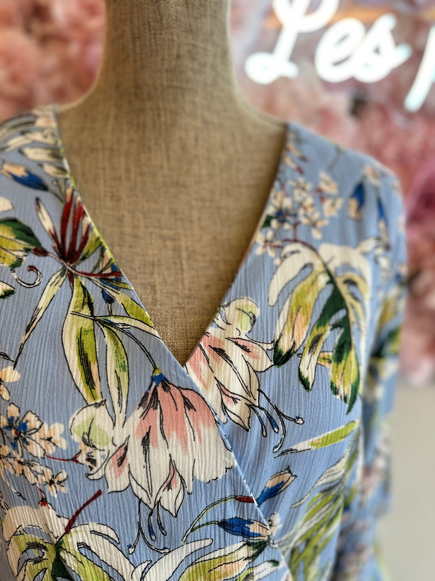 Robe bleu clair à motifs fleuris T.42
