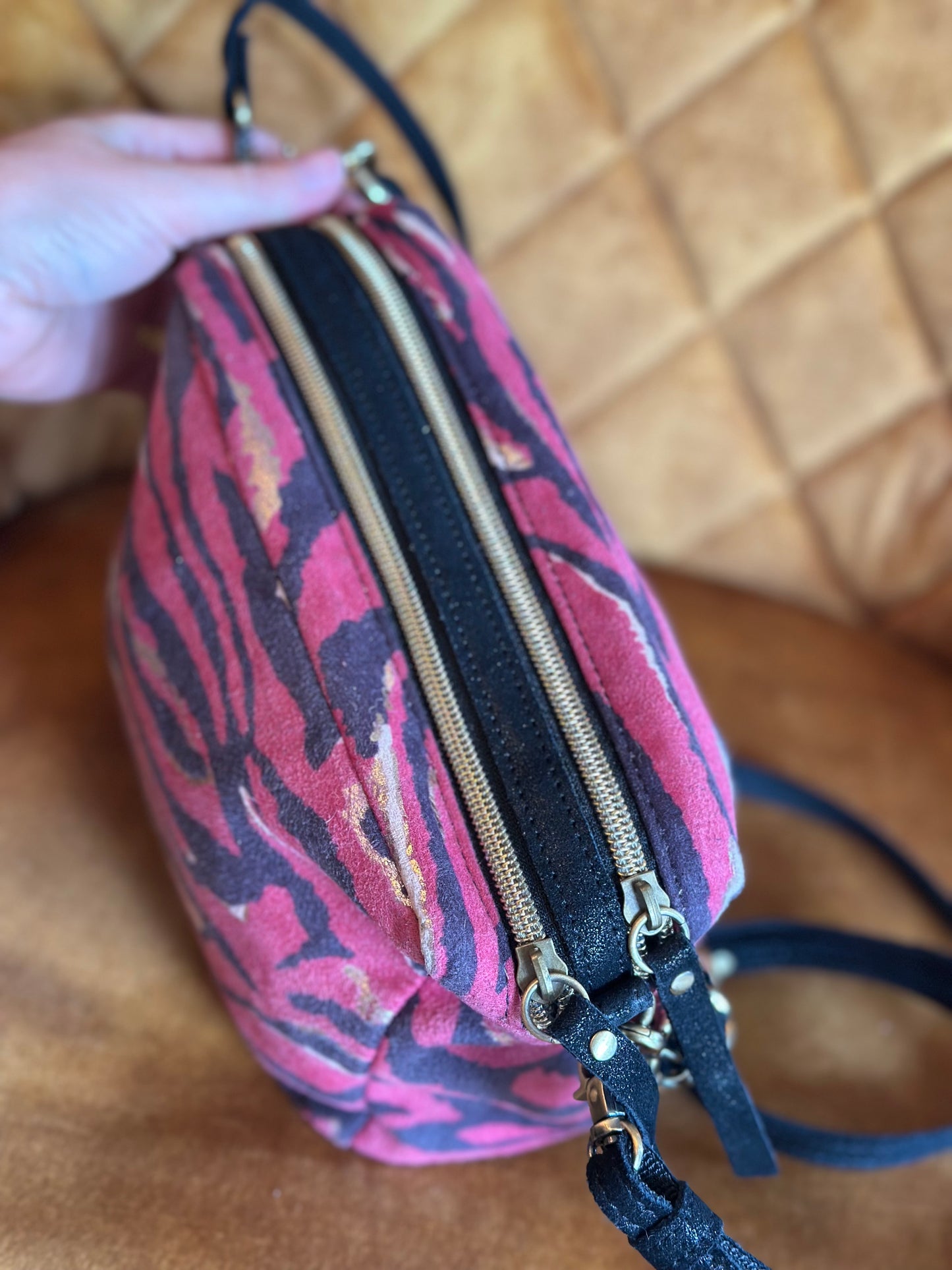 Sac en cuir rose et bleu zèbre modèle “Mama” avec double bandoulière