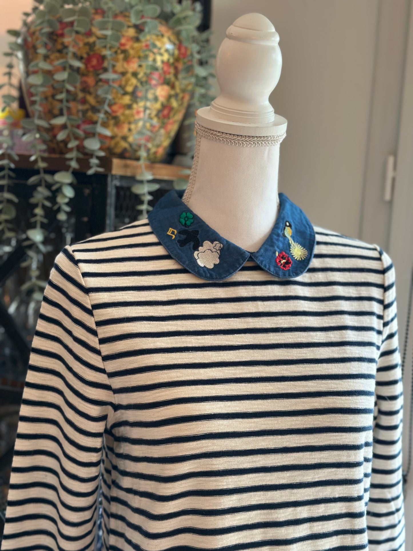 Petit pull léger marinière avec col Claudine brodé T.38