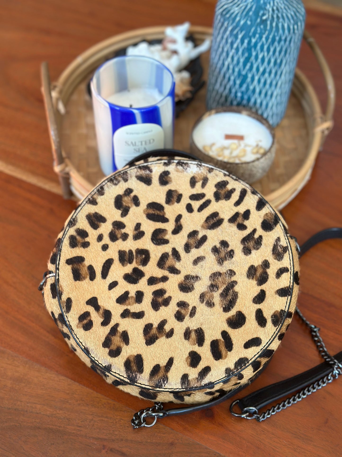 Sac rond en cuir daim et poil léopard – porté main ou bandoulière