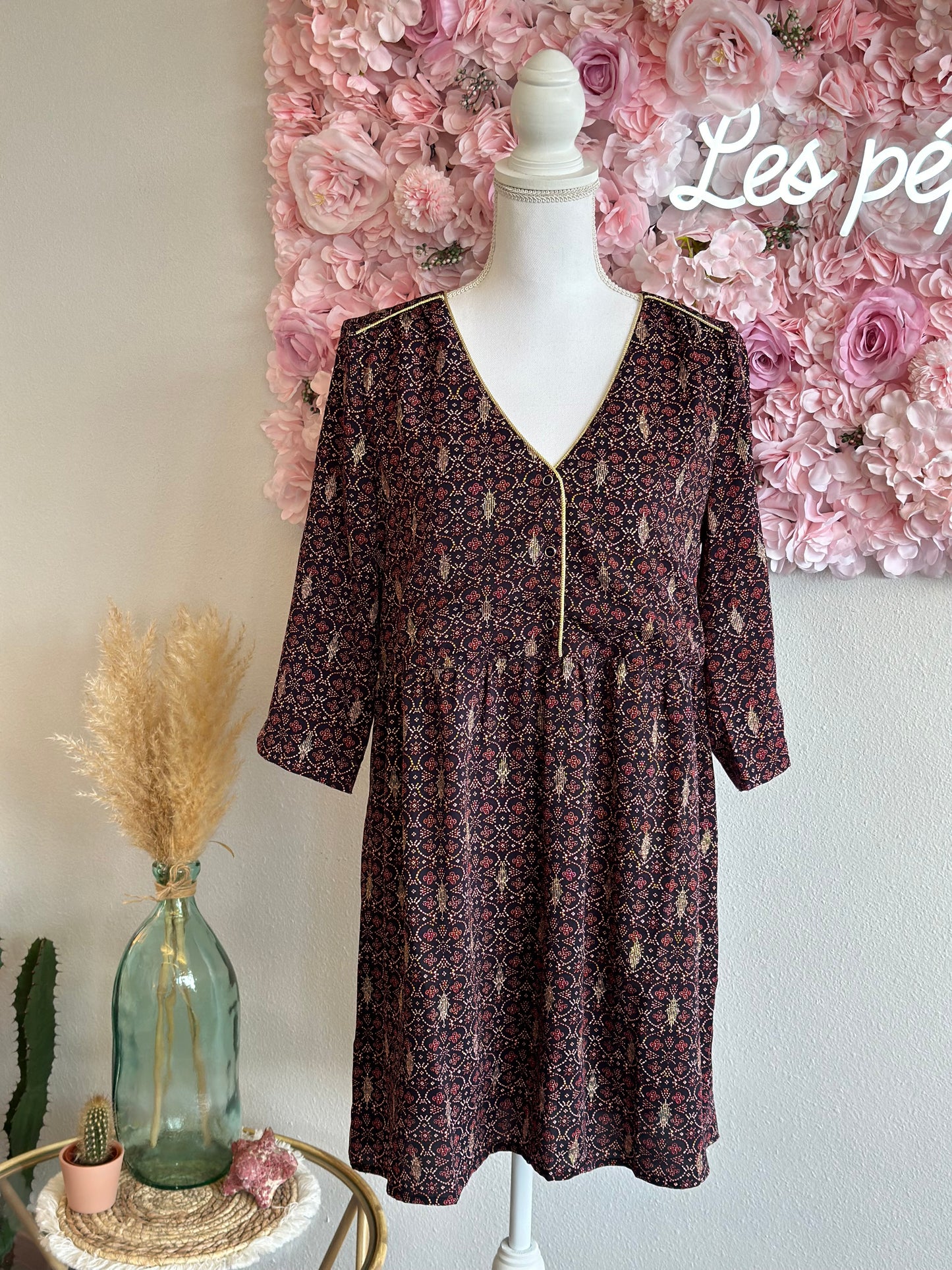 Belle robe fluide noire avec imprimé fleuri bordeaux et doré, T.40