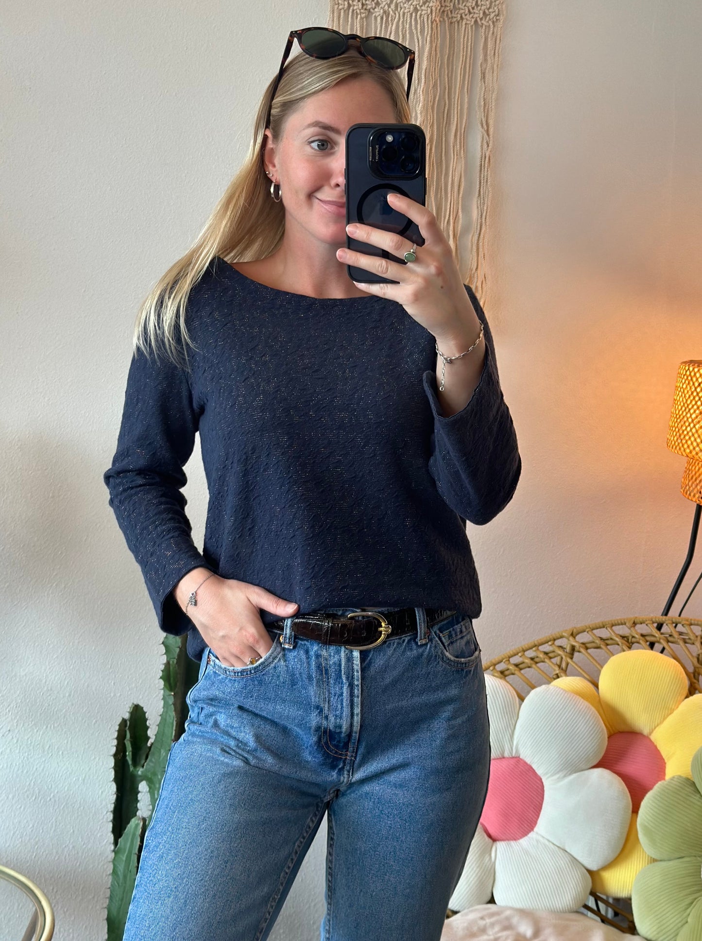 Petit pull bleu à motifs en relief avec fils argentés, T.34