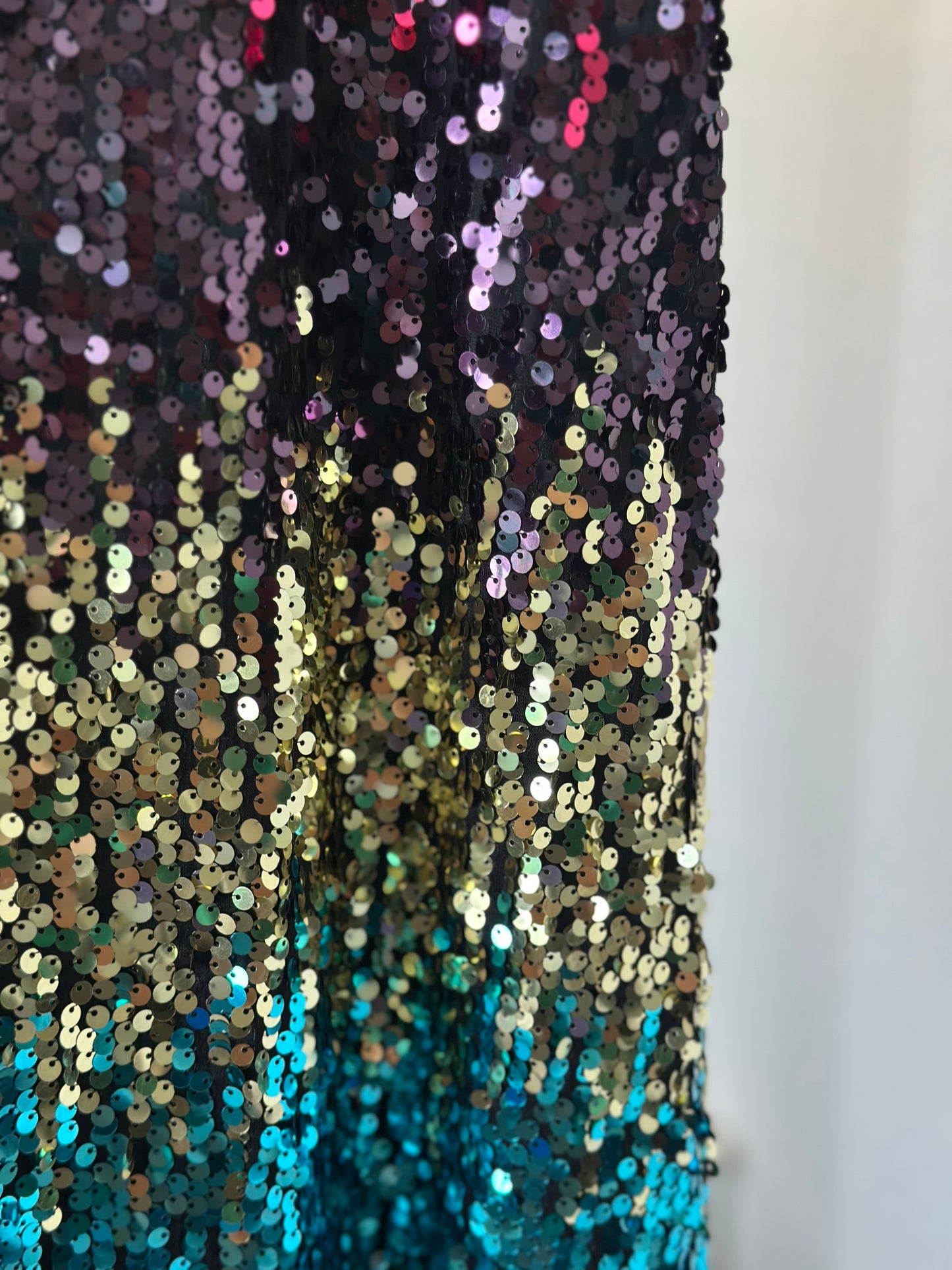 Robe noire à fines bretelles brodée de sequins multicolores T.36/38
